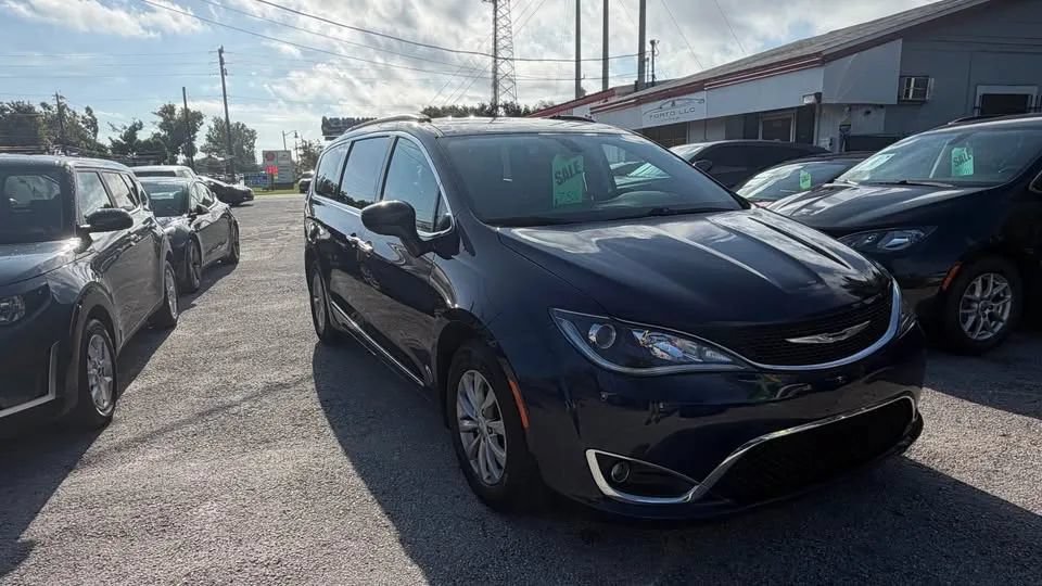Used 2017 Chrysler Pacifica Touring-L FWD image 5