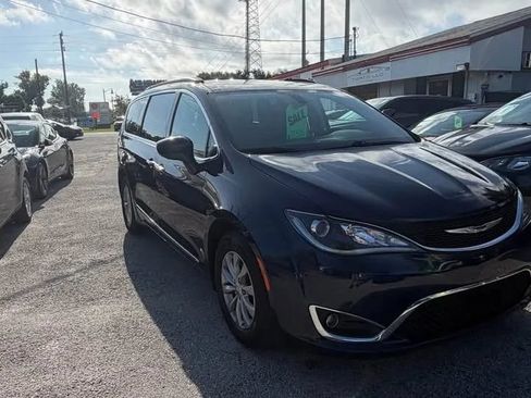 Used 2017 Chrysler Pacifica Touring-L FWD image 5