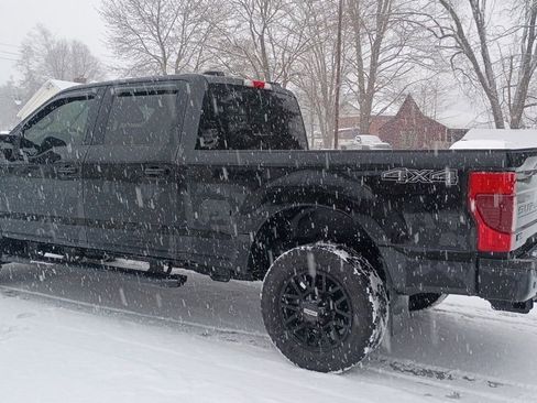 Used 2022 Ford F250 Lariat w/ Black Appearance Package image 5