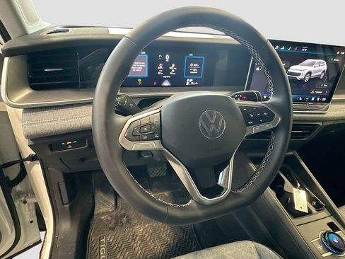 Certified 2025 Volkswagen Tiguan S w/ 18" Wheel Package AWD/4WD image 11