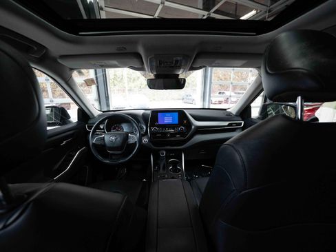 Used 2023 Toyota Highlander XLE image 19