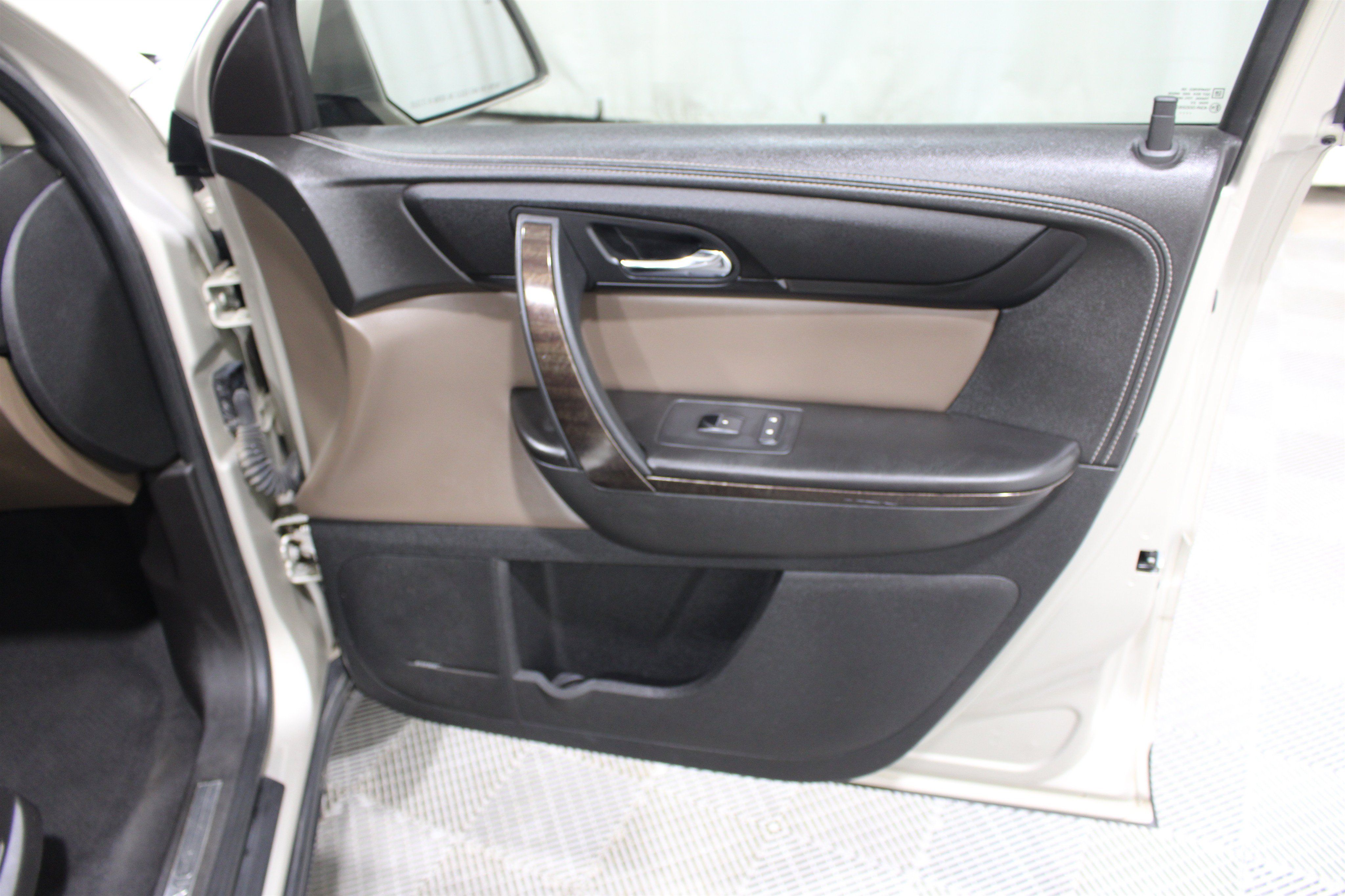 Used 2015 GMC Acadia SLT w/ Open Road Package FWD image 30