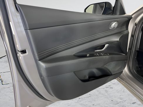 Used 2023 Hyundai Elantra Limited FWD image 9