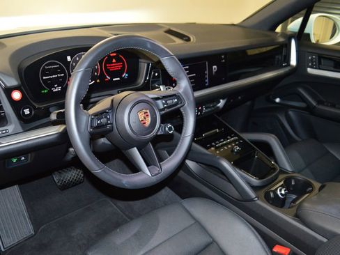 Certified 2025 Porsche Cayenne AWD/4WD image 4