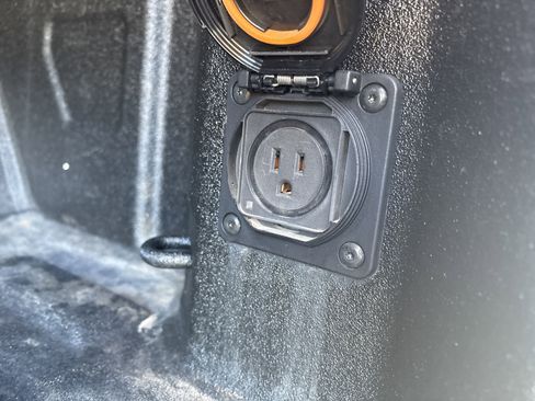 Used 2021 Chevrolet Silverado 1500 High Country w/ Technology Package image 11