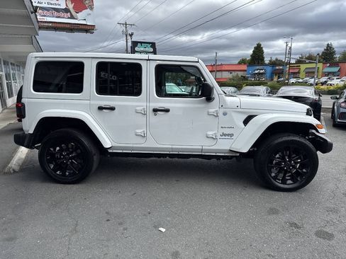 Used 2024 Jeep Wrangler Unlimited Sahara w/ Technology Group AWD/4WD image 8
