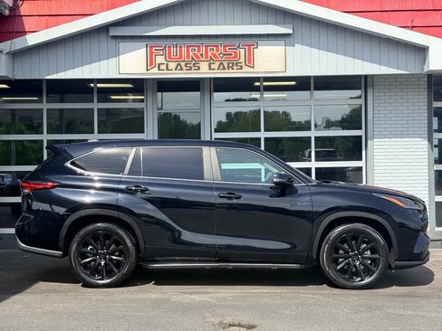 Used 2023 Toyota Highlander L FWD image 2