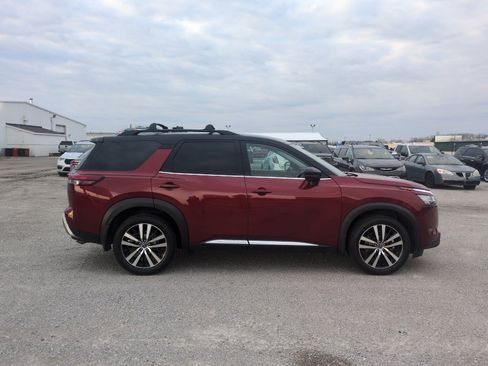 Used 2023 Nissan Pathfinder Platinum image 5
