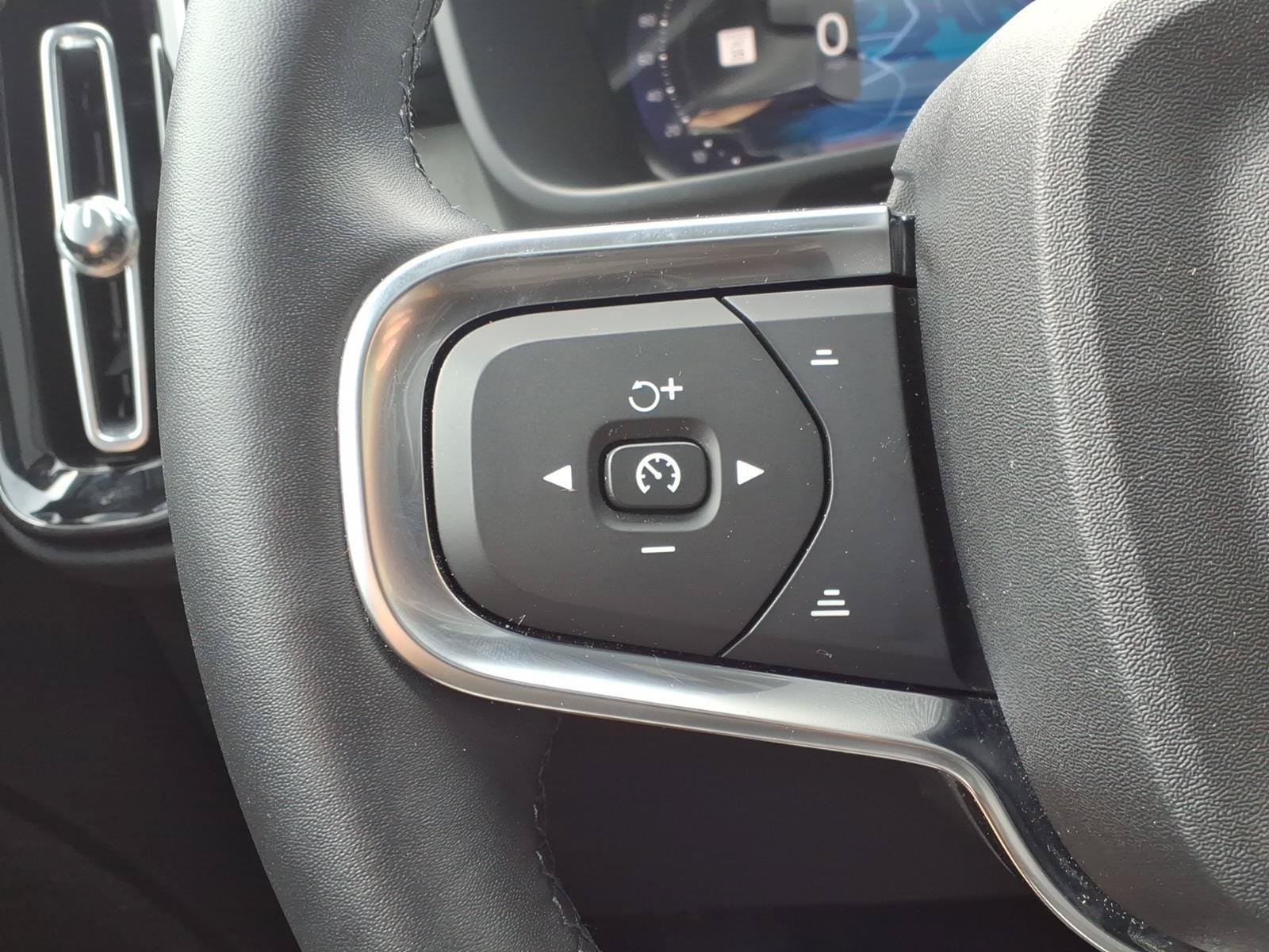 Certified 2025 Volvo EX40 Ultra AWD/4WD image 31