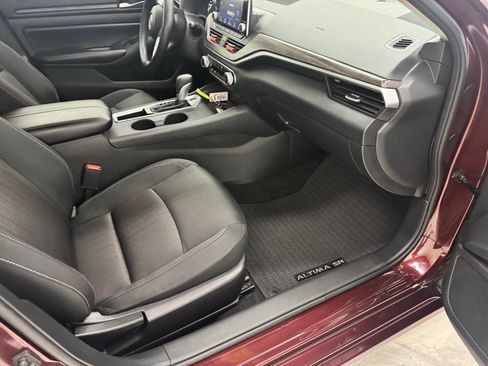 Used 2025 Nissan Altima 2.5 SV FWD image 13