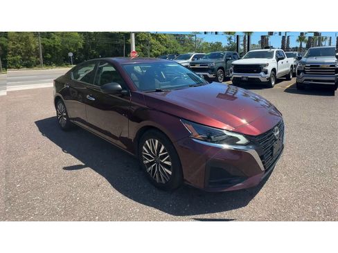 Used 2024 Nissan Altima 2.5 SV FWD image 2