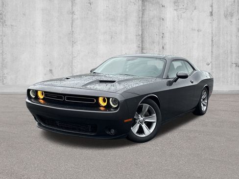 Used 2019 Dodge Challenger SXT image 1