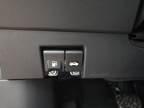 Used 2025 Nissan Versa SV w/ Trunk Package FWD image 31