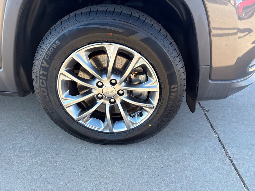 Used 2019 Jeep Cherokee Latitude Plus w/ Cold Weather Group AWD/4WD image 9