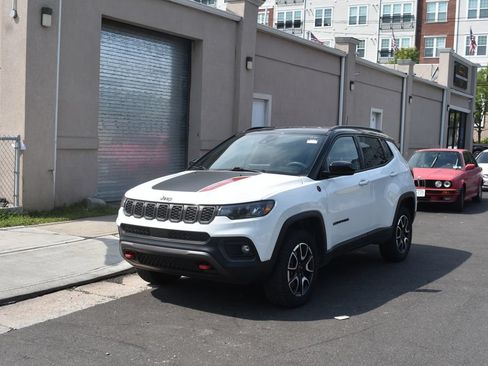 Used 2025 Jeep Compass Trailhawk AWD/4WD image 2