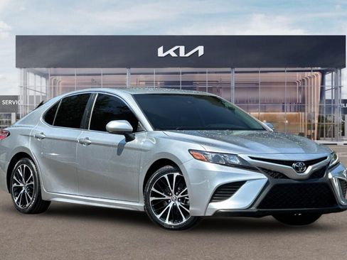 Used 2020 Toyota Camry SE w/ Carpet Mat Package FWD image 2