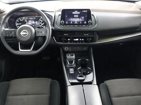 Used 2023 Nissan Rogue SV image 2