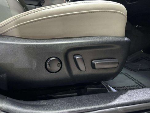 Used 2018 Toyota Avalon Limited image 17