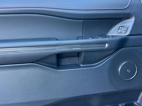 Used 2022 Ford Expedition Limited image 12