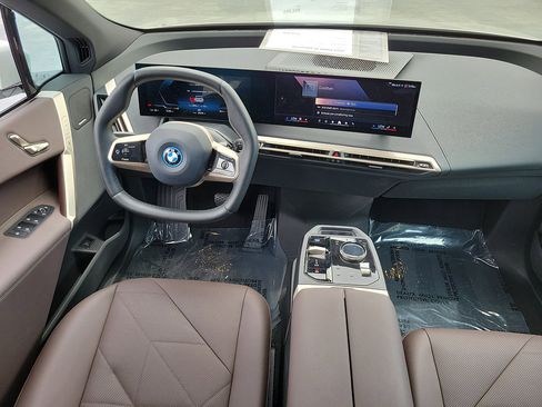Used 2024 BMW iX xDrive50 w/ Sport Package AWD/4WD image 12