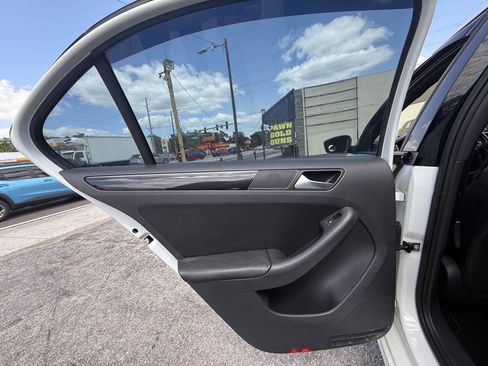 Used 2015 Volkswagen Jetta Sport image 16