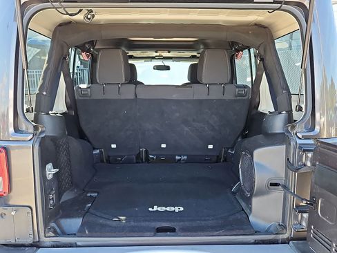 Used 2014 Jeep Wrangler Unlimited Sahara w/ Connectivity Group AWD/4WD image 27