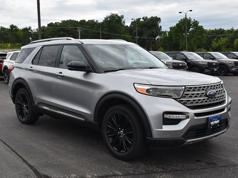 Used 2022 Ford Explorer Limited w/ Equipment Group 301A AWD/4WD image 3