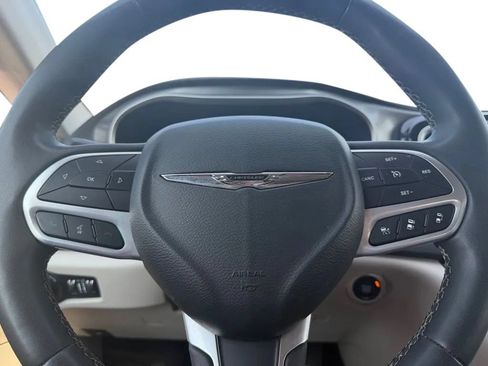 Used 2023 Chrysler Pacifica Touring-L FWD image 14