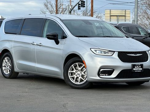 Used 2024 Chrysler Pacifica Touring-L image 2