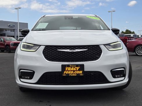 Used 2024 Chrysler Pacifica Touring-L FWD image 2