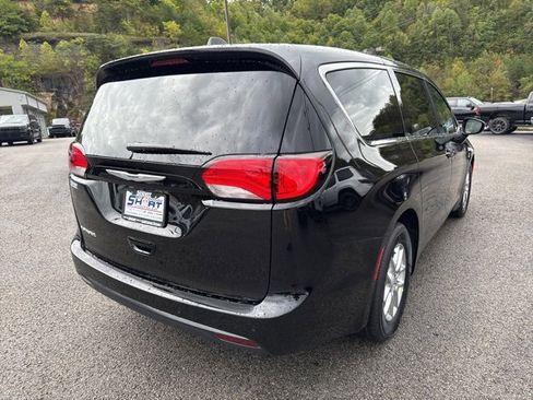 New 2026 Chrysler Voyager LX image 3