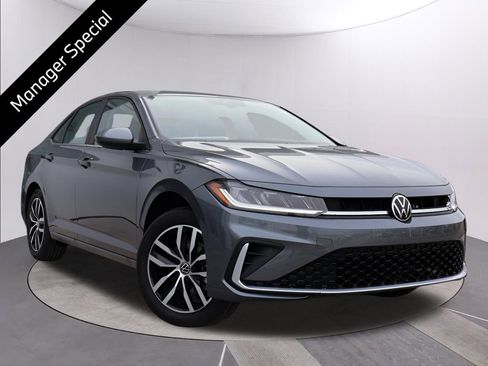 Used 2025 Volkswagen Jetta SE image 1