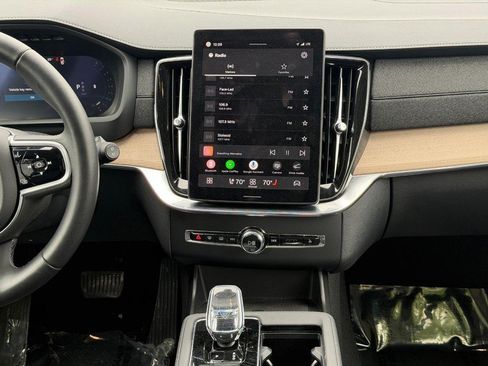 Certified 2025 Volvo XC90 B6 Plus AWD/4WD image 14