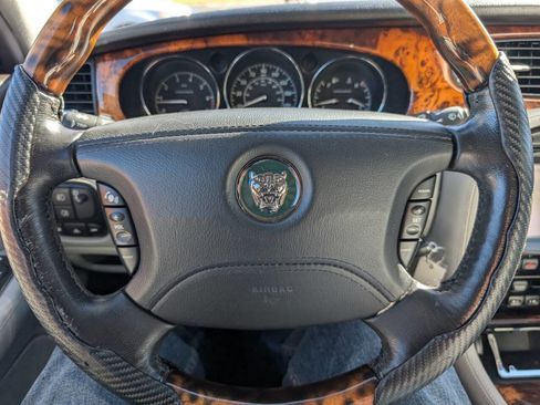 Used 2004 Jaguar XJ8 image 23