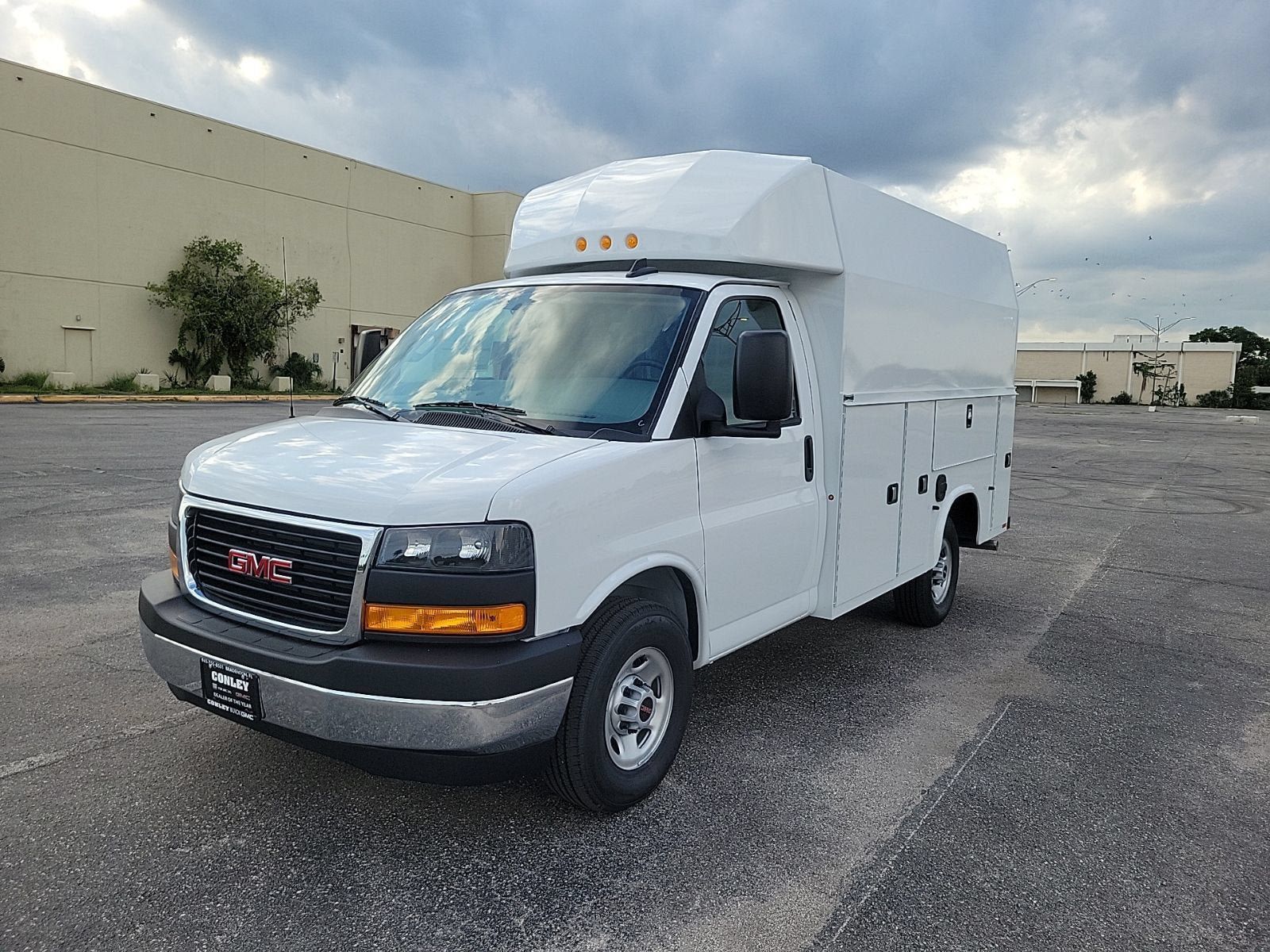 New 2025 GMC Savana 3500 w/ Power Convenience Package RWD image 2