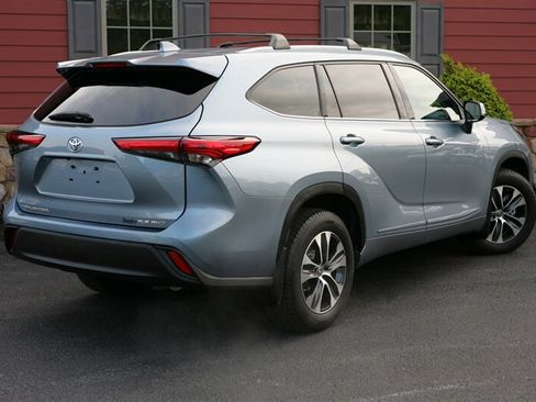 Used 2020 Toyota Highlander XLE AWD/4WD image 5