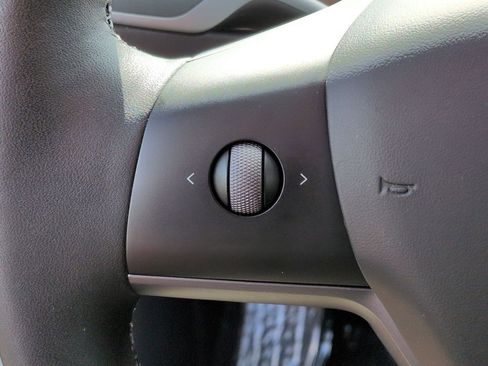 Used 2025 Tesla Model Y Long Range image 11