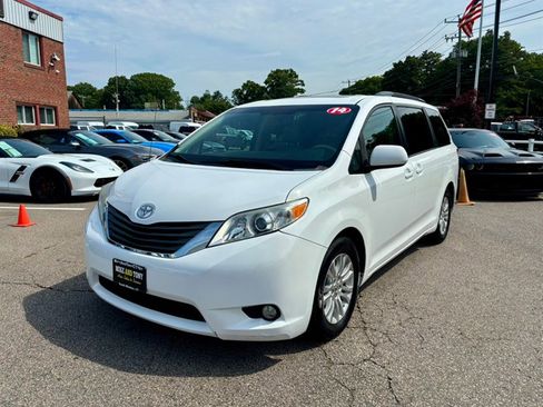 Used 2014 Toyota Sienna XLE FWD image 1