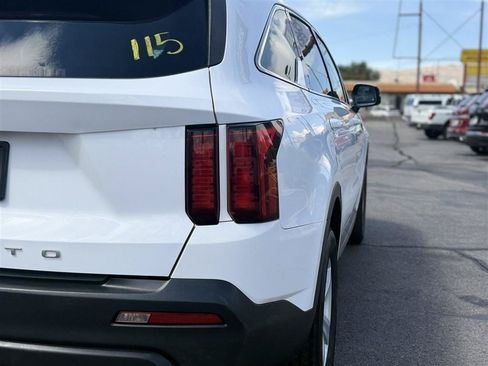 Used 2022 Kia Sorento LX AWD/4WD image 16