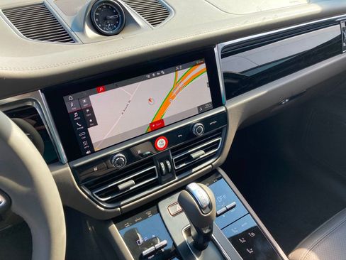 Used 2025 Porsche Macan AWD/4WD image 17