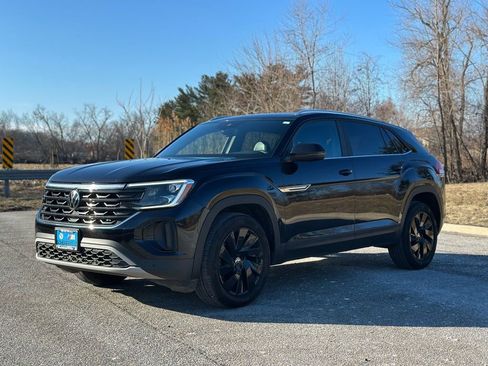 Used 2024 Volkswagen Atlas Cross Sport SE w/ Panoramic Sunroof Package image 2