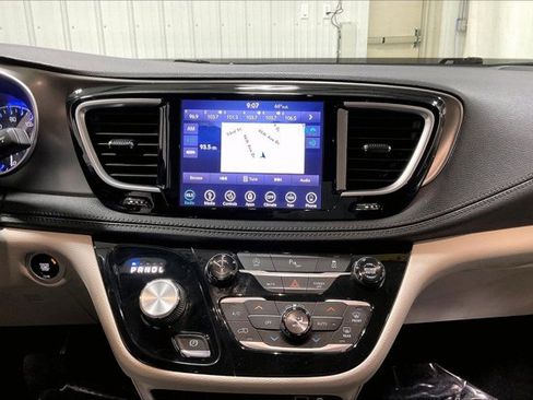 Used 2018 Chrysler Pacifica Limited FWD image 6