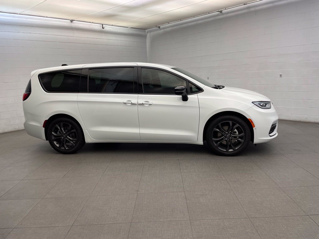 New 2026 Chrysler Pacifica Select FWD image 2
