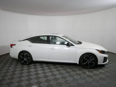 Used 2024 Nissan Altima 2.5 SR image 2