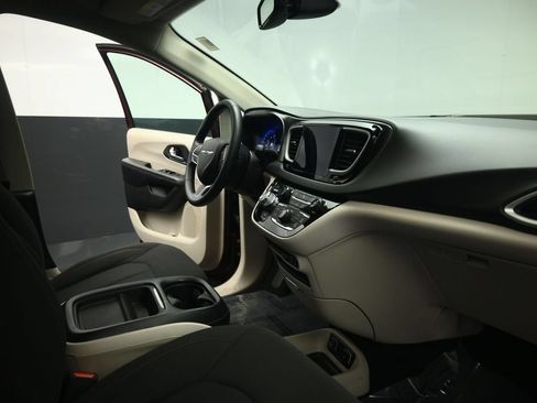 Used 2020 Chrysler Pacifica Touring w/ Tire & Wheel Group FWD image 54