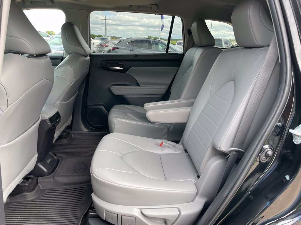 Used 2023 Toyota Highlander XLE AWD/4WD image 8