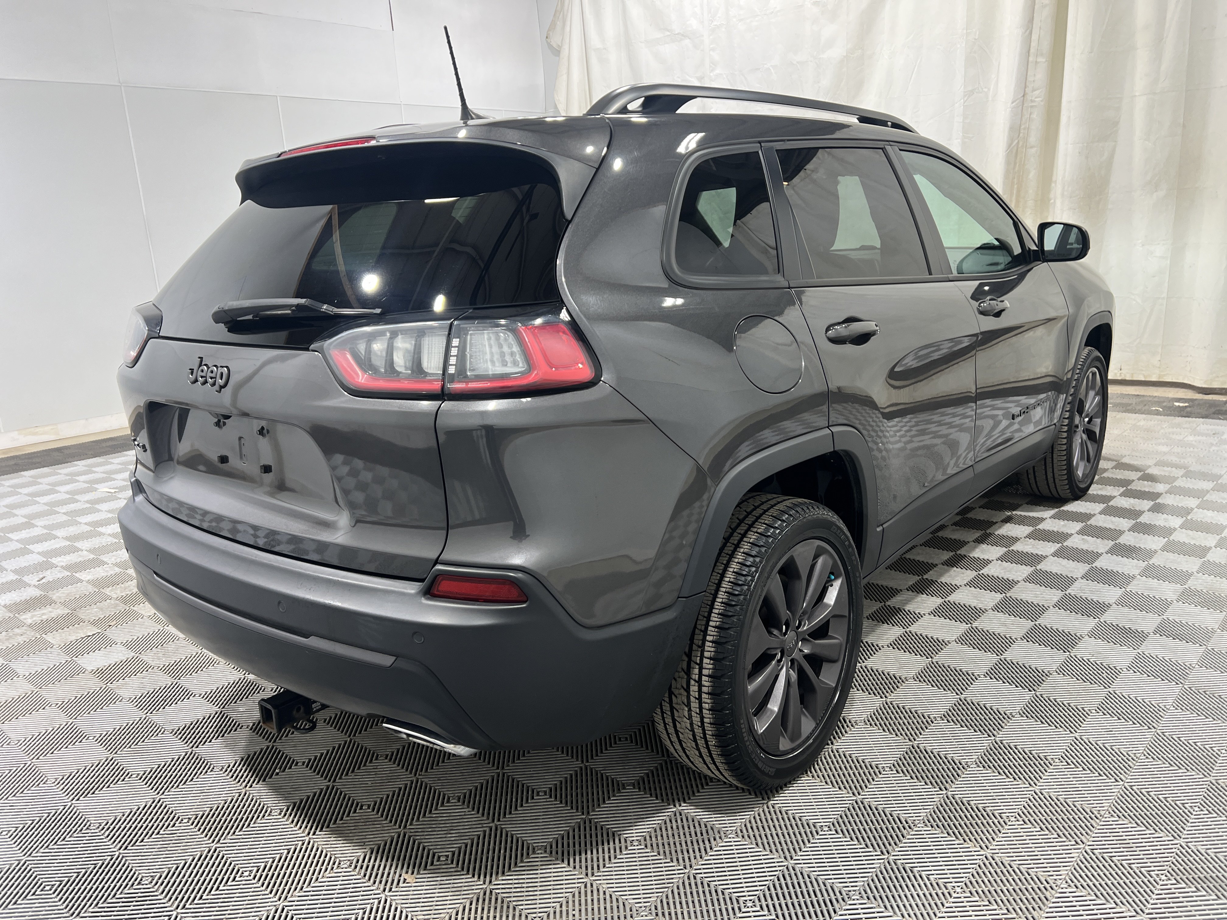 Used 2021 Jeep Cherokee Latitude AWD/4WD image 3
