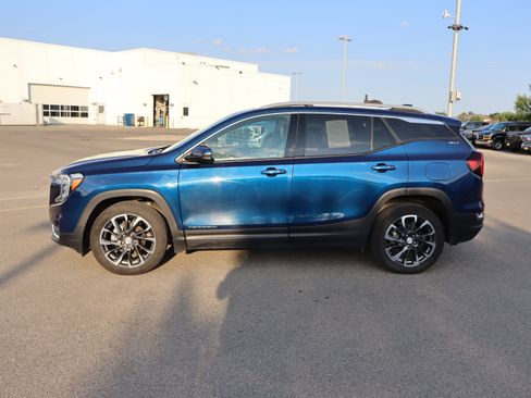 Used 2022 GMC Terrain SLT w/ Infotainment Package II AWD/4WD image 4