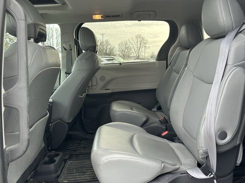 Used 2021 Toyota Sienna XLE image 12