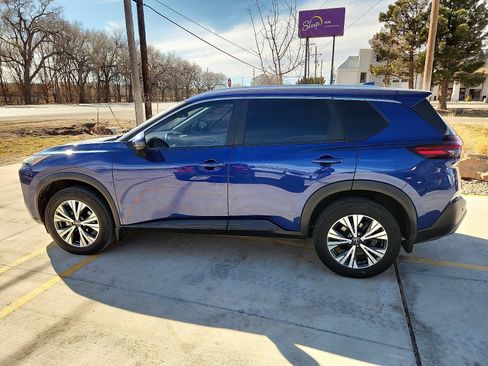 Used 2022 Nissan Rogue SV w/ SV Premium Package image 2